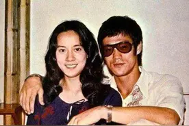 大佬向华强的两个女人，一个曾是李小龙的情人，一个是事业的助手图片