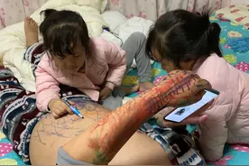 “全网超幸福爸爸”被两个贴心小棉袄装扮走红，网友：为艺术献身图片