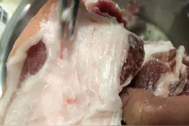 男子质疑购买猪肉有条状虫，工作人员：实为肉中的血管筋膜图片
