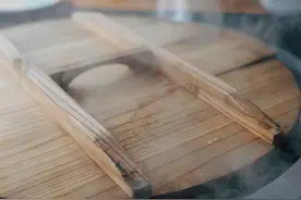 村里杀牛抓阄分肉，爸爸却不要牛肉要牛骨头，看似吃亏其实赚到了图片