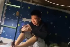 河北一男生分手两年，突然收到前女友复合请求，瞬间绷不住落泪图片