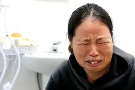 婆婆去世，她哭地很伤心，终于哭出了自己十多年来所受的委屈图片