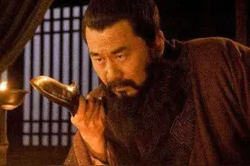 为什么盗墓贼总是能找到隐藏的古墓，而考古专家却找不到图片