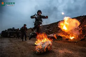 超燃！看特战队员突破极限沙场砺精兵图片