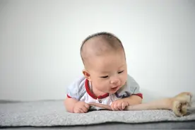 儿童躲猫猫，为何藏头不藏脚图片