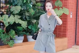 还在纠结穿什么！一条“连体裤”满足你，时髦又显瘦图片