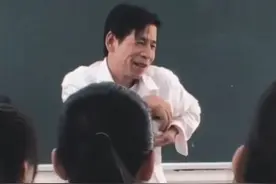广东一老师意外捡到一只小奶猫，上课时疯狂炫耀，小表情让人笑喷图片