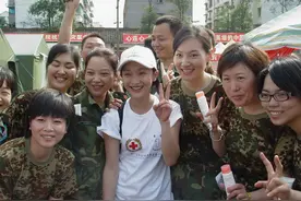 那些鲜为人知的汶川记忆：吴京吴孟达现场救援，刘德华为灾区下跪图片