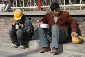 包工头不结账，农民工霸气拆除做好的活，做法到底对不对图片