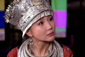 大叔一把年纪了，苗族美女竟然缠着要他娶，桃花运太旺了！视频封面