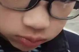 宝妈给住校的儿子送水饺，儿子边吃边哭，网友：寄宿=绝望+死亡图片