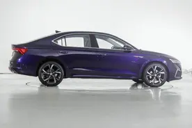 这两款家用车车长超4.7米、空间宽敞，造型也符合年轻人目光图片