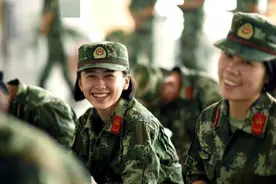 为什么很多专科生毕业后，会选择入伍从军？3个好处本科生也羡慕图片