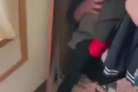 有男人躲衣柜，妻子称是修水龙头的，男主人：他俩发生了关系，但不信她是自愿图片