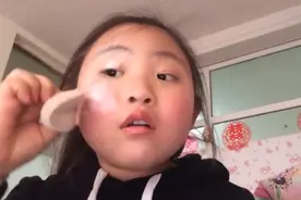 9岁小女孩偷穿妈妈高跟鞋，爱美之心是一方面，孩子早熟才难办图片