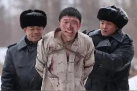 《悬崖》里的小董，是默默无闻的大多数，也是铮铮铁骨的中国脊梁图片