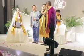 冯巩现身徒弟婚礼当证婚人，打扮隆重很重视，合影在新人父母中间图片