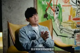 身价上亿的周杰伦，竟然偷偷跑去策展苏富比拍卖会，深藏不露图片