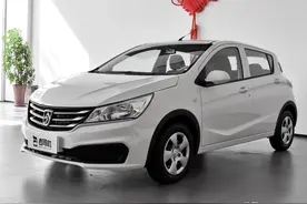 最入门的家用“买菜车”小哥带你看宝骏310图片