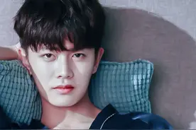 任嘉伦身穿深蓝色丝绸睡衣，展现与众不同的独特高贵气质图片