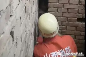 贪玩小女孩被困墙缝中 闻喜消防谨慎施救图片