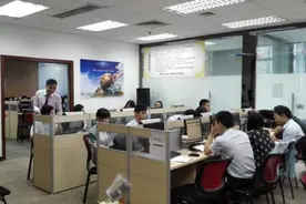 老板过生日，95后女员工送了价值1000元的礼物，却被指责，引热议图片