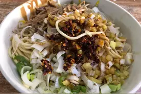 郑州30年热干面，没有门头，只在早上营业，顾客起早摸黑排队吃图片