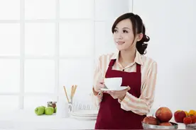 她对我说：“等会下班到我家帮忙修理水管”图片