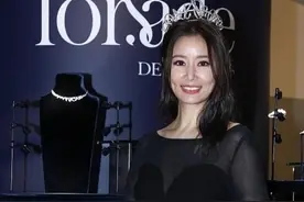 45岁林心如生图太显老，戴2500万皇冠显富贵，全程护肚疑怀二胎图片