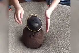 宝宝拍满月照被摄影师各种“安排”引热议，网友：折腾娃，不赞成图片