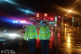 312国道蓝小公路道路结冰 禁止所有车辆通行图片