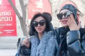 金星罕见带女儿逛街被偶遇，养女穿1万5裤打扮似土豪，颜值超高图片