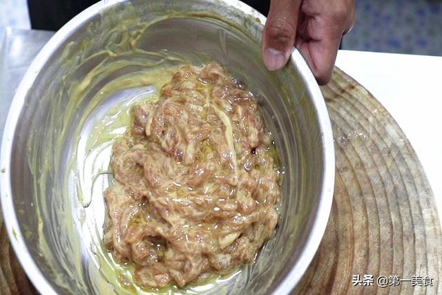 肉丝如何炒又滑又嫩？饭店大厨分享技巧，肉丝不干不柴如此简单