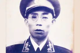 为报夺妻仇他只身参军，22年后成军区副司令返乡，恶霸吓得自尽图片