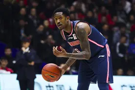 广东宏远还要变得更强？“小科比”马尚社媒晒回中国包机视频图片