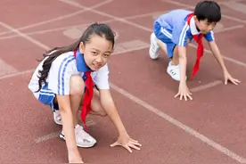 校服无法系扣，校裤秒变"紧身裤"，同款"胖"孩子不同瘦身法图片