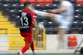 飞踹爆头！土超惊现超暴力犯规，C罗同样动作把对手踢出血逃红牌图片