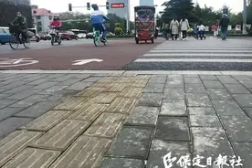 地砖松动 一踩就溅泥水弄脏裤子图片