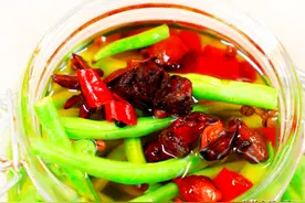 豆角不用炒，用点盐，用点冰糖，腌3天就能吃，脆嫩酸爽图片