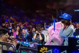 张杰演唱会携手谢娜跳“夫妻舞”，遇粉丝求婚现场，网友称好甜！视频封面