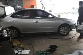 维修厂老师傅迟到3次，被老板娘开除，围着老板娘走了3圈，她楞了图片