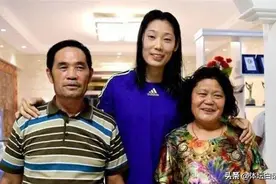 喜气洋洋！朱婷回农村老家过年，院子里包饺子，贴对联不用梯子图片