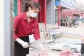 “猪肉西施”30分钟搞定一头猪，单身小伙为了见她，绕道来买肉图片