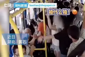 公交上遇“咸猪手”拍照，女生用伞柄打掉其手机图片