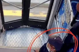 残疾小伙艰难“爬”上公交车，监控下这一幕，让我们看见最暖人心图片