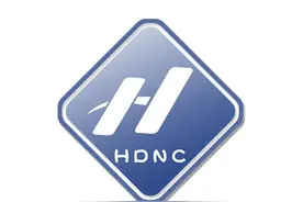 创城进行时｜清扫笼式足球场 方便市民健身图片