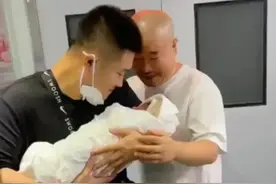 52岁王小利升级当爷爷，抱着孙子喜极而泣，前妻却不愿与其同框图片