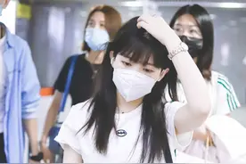 身高153的赖美云挺会打扮，露脐T恤配破洞裤，显高又显瘦图片