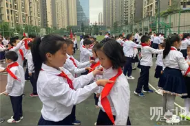 培养共产主义事业接班人 观山湖区会展城第二小学举行新队员入队仪式图片