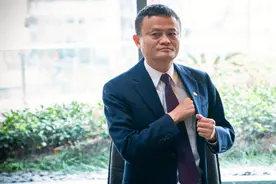 马云一双布鞋走天下，马化腾西装革履闯天涯，商业大佬衣品如何？图片